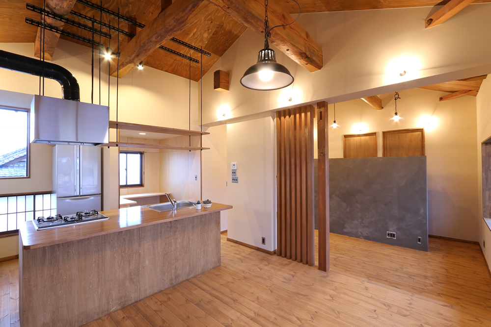 カフェ風の空間とオリジナルキッチンが私らしさ。実家の２階を憧れの空間へ。