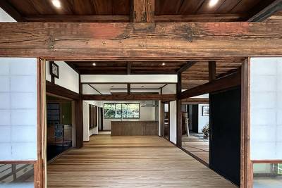 新しい床の杉板はこれからの経年変化を楽しむ